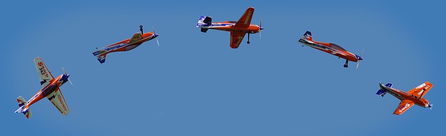 equipo directivo en sala de reuniones moderna revisando objetivos y planes